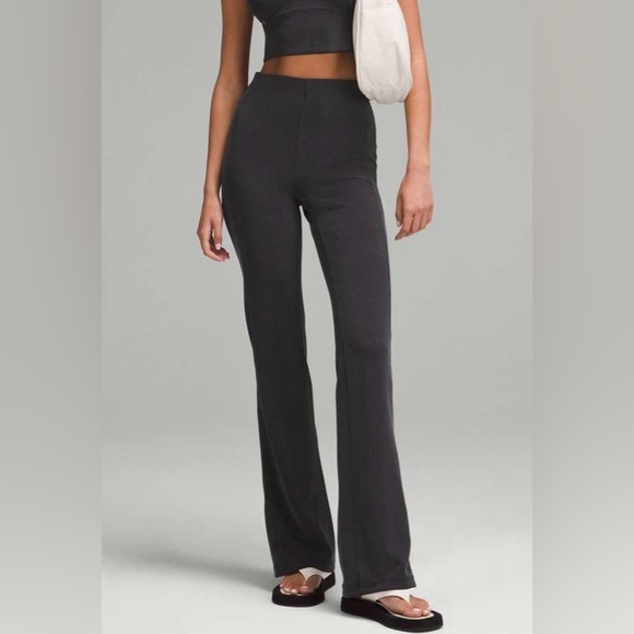 lululemon athletica Pants - Lululemon Ribbed Softstreme 32.5” Flared Pant Black/Gray
Size 6💎EUC! Retail $138